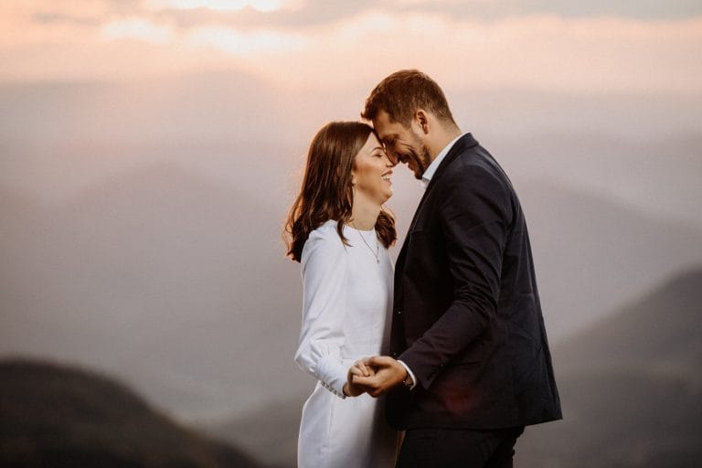 Mladenci na brdu uslikani od strane fotografa za venčanja